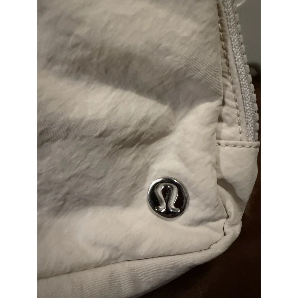 lululemon White Crossbody Bag Zip Closure Adjustable Strap Pockets Lined